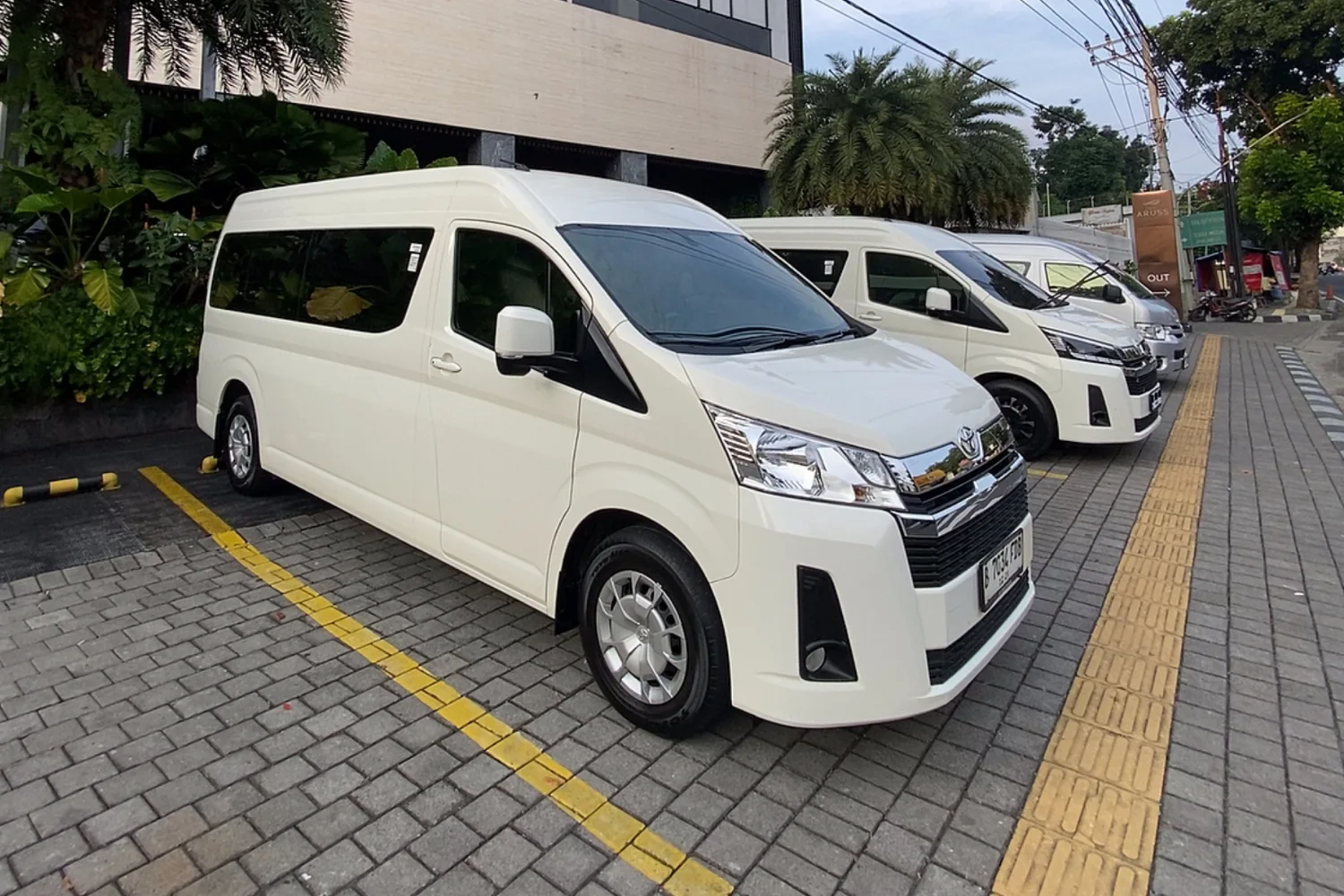 Toyota Hiace Premio 9 Seat