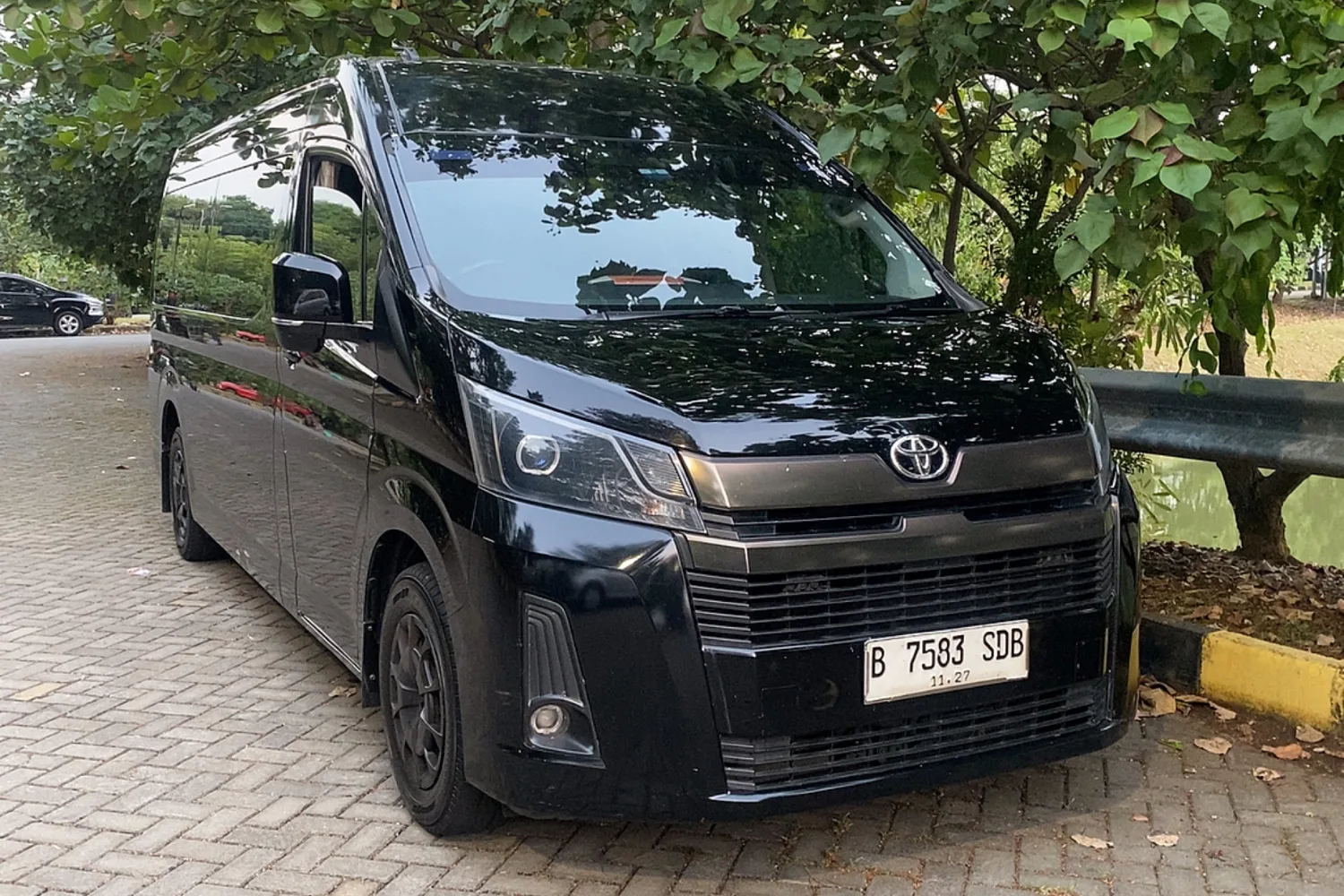 Toyota Hiace Premio 8 Seat