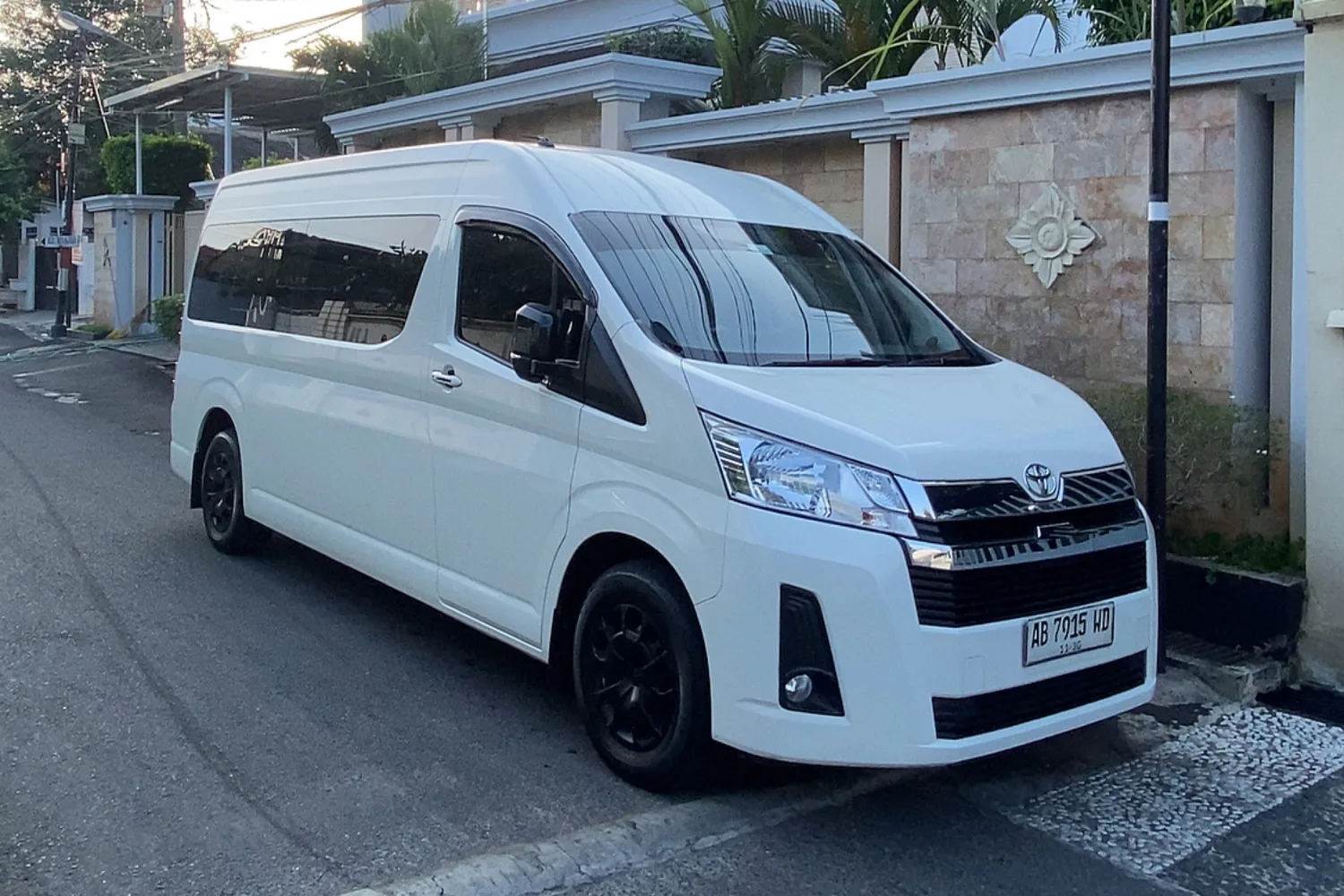 Toyota Hiace Premio 14 Seat